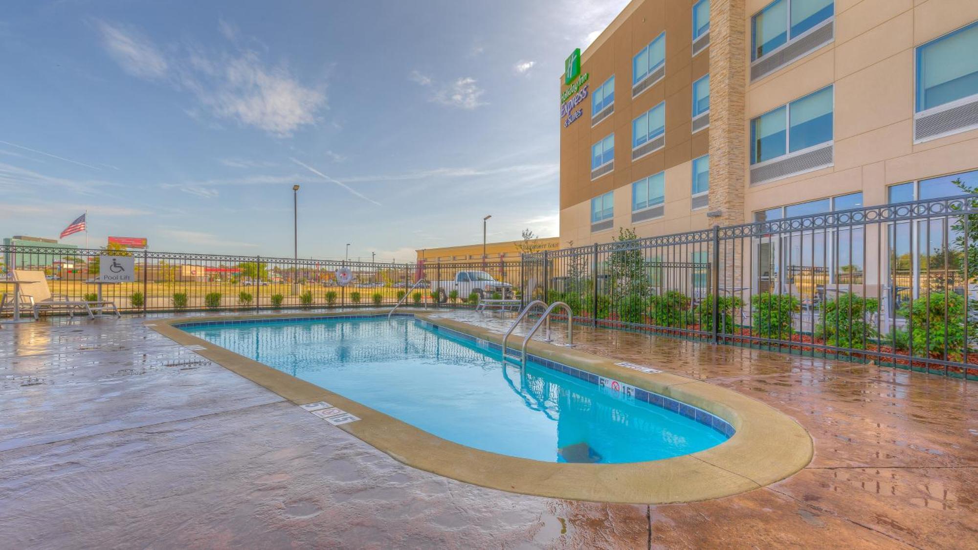 Holiday Inn Express & Suites Tulsa Midtown By Ihg Eksteriør bilde